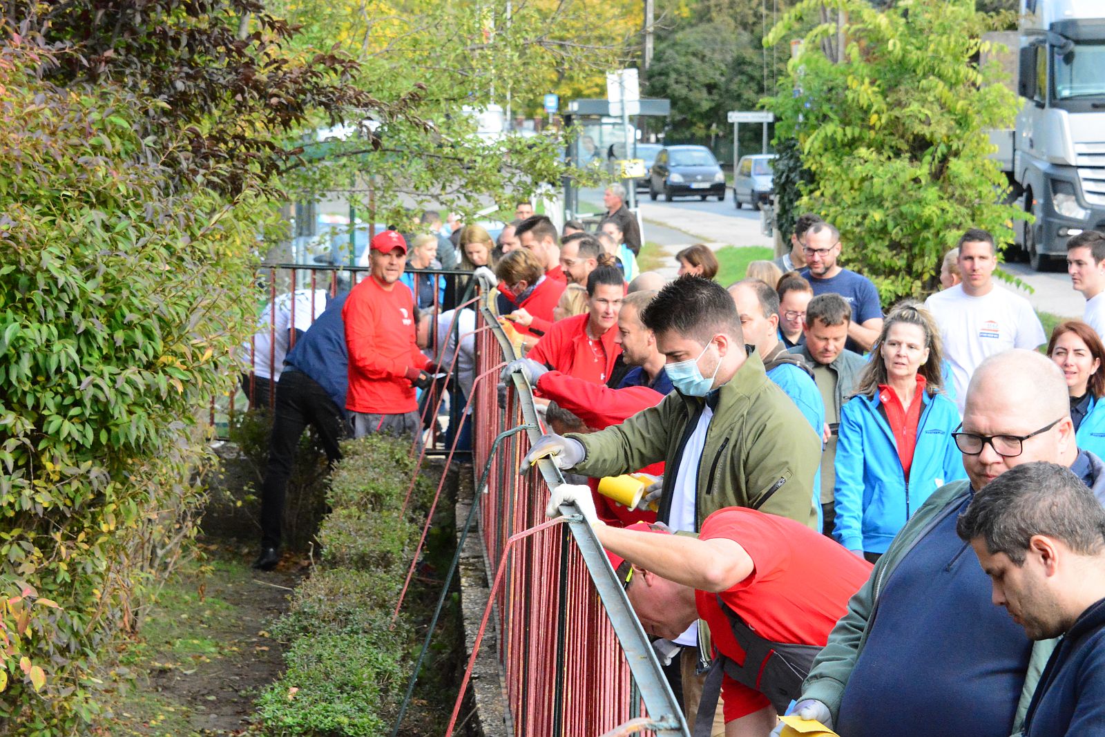 KÉPES program - nyolcvanan festették a Táncsics suli kerítését az önkéntes napon